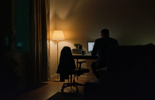 Coin bureau dans un salon éclairé par une lampe, le soir